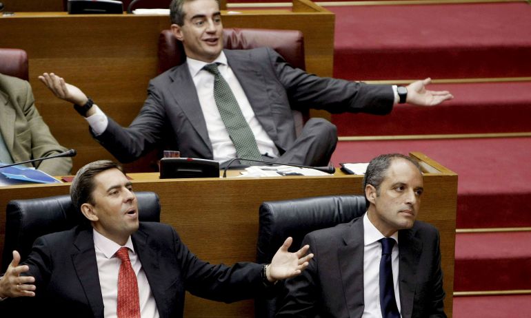 El presidente de la Generalitat, Francisco Camps (abajo dcha); el vicepresidente del Consell, Vicente Rambla (abajo izda), y el portavoz del grupo popular, Ricardo Costa (arriba dcha), en el pleno de Les Corts Valencianes del 16 de octubre de 2008. El presidente de la Generalitat, Francisco Camps (abajo dcha); el vicepresidente del Consell, Vicente Rambla (abajo izda), y el portavoz del grupo popular, Ricardo Costa (arriba dcha), en el pleno de Les Corts Valencianes del 16 de octubre de 2008.