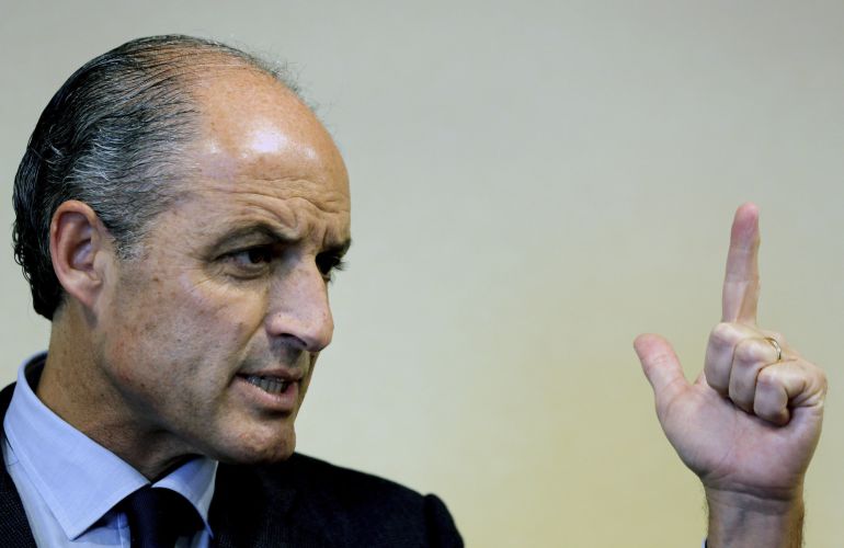 El expresident de la Generalitat Francisco Camps durante sus declaraciones a los periodistas en un hotel de Valencia. El expresident de la Generalitat Francisco Camps durante sus declaraciones a los periodistas en un hotel de Valencia.