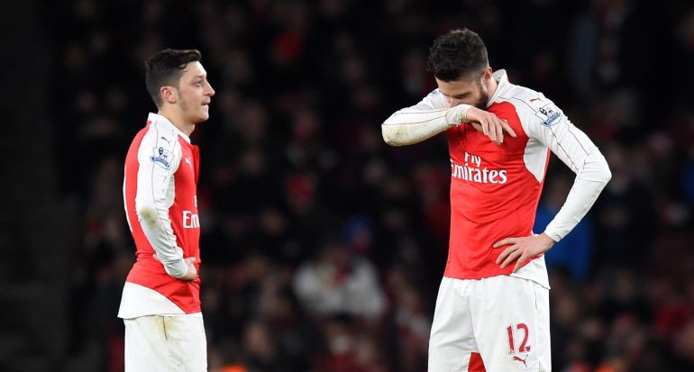 Mesut Özil y Giroud se lamentan tras reicbir un gol del Swansea Mesut Özil y Giroud se lamentan tras reicbir un gol del Swansea