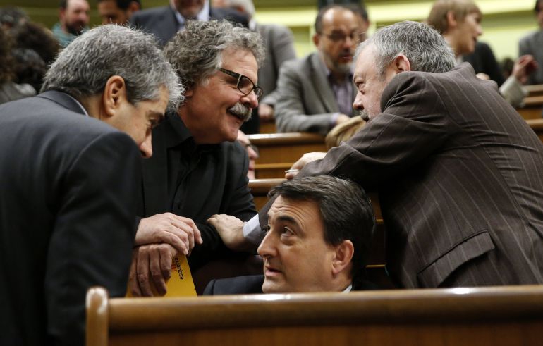 Los diputados de PNV Aitor Esteban (c, abajo) y Pedro María Azpiazu (d), conversa, con el diputado de ERC Joan Tardá (2i) y Francesc Homs (i) al inicio de la segunda jornada del debate de investidura del líder del PSOE, Pedro Sánchez. Los diputados de PNV Aitor Esteban (c, abajo) y Pedro María Azpiazu (d), conversa, con el diputado de ERC Joan Tardá (2i) y Francesc Homs (i) al inicio de la segunda jornada del debate de investidura del líder del PSOE, Pedro Sánchez.