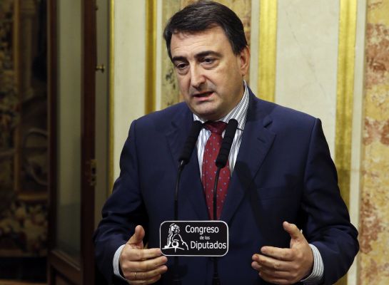 GRA464. MADRID, 01/03/2016.- El portavoz parlamentario del PNV, Aitor Esteban, durante la rueda de prensa posterior a la primera jornada de la sesión de investidura del líder socialista, Pedro Sánchez, esta tarde en el Congreso de los Diputados. EFE/J. J. Guillén GRA464. MADRID, 01/03/2016.- El portavoz parlamentario del PNV, Aitor Esteban, durante la rueda de prensa posterior a la primera jornada de la sesión de investidura del líder socialista, Pedro Sánchez, esta tarde en el Congreso de los Diputados. EFE/J. J. Guillén