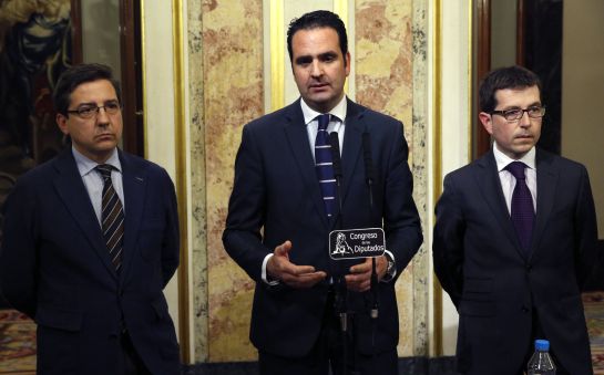 GRA476. MADRID, 01/03/2016.- Los diputados de UPN Carlos Casimiro Salvador (i) e Iñigo Jesús Alli (c) durante la rueda de prensa posterior a la primera jornada de la sesión de investidura del líder socialista, Pedro Sánchez, esta tarde en el Congreso de los Diputados. EFE/J. J. Guillén GRA476. MADRID, 01/03/2016.- Los diputados de UPN Carlos Casimiro Salvador (i) e Iñigo Jesús Alli (c) durante la rueda de prensa posterior a la primera jornada de la sesión de investidura del líder socialista, Pedro Sánchez, esta tarde en el Congreso de los Diputados. EFE/J. J. Guillén