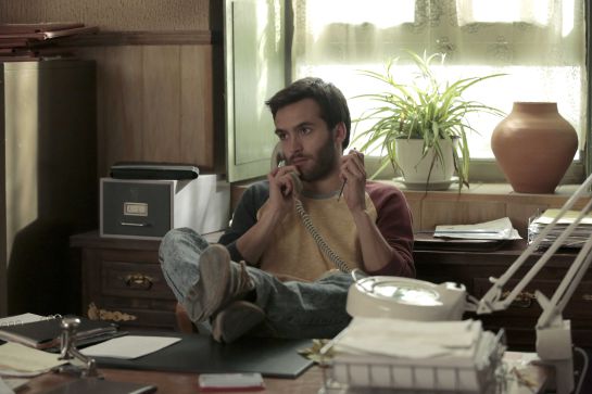 Ricardo Gómez (que da vida a Carlos Alcántara) en el capítulo 300 de 'Cuéntame' Ricardo Gómez (que da vida a Carlos Alcántara) en el capítulo 300 de 'Cuéntame'
