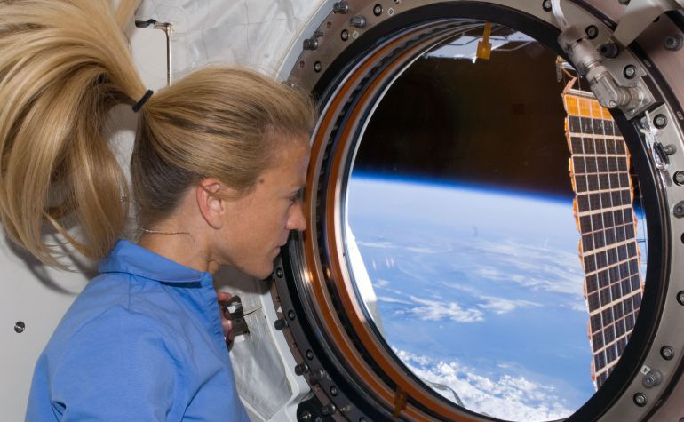 La astronauta Karen Nyberg en la Estación Espacial Internacional. La astronauta Karen Nyberg en la Estación Espacial Internacional.