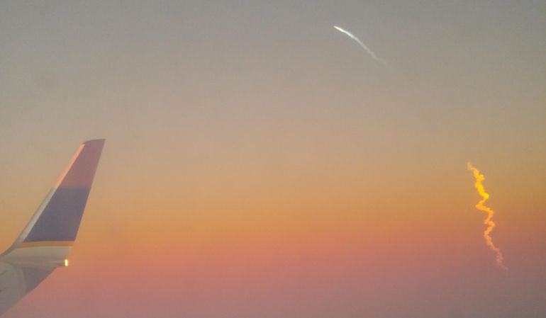 Los pasajeros de un avión captan el despegue del cohete Falcon 9 Los pasajeros de un avión captan el despegue del cohete Falcon 9