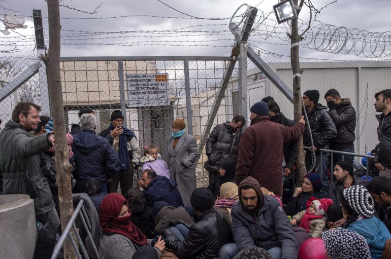 GEO04 IDOMENI (GRECIA) 07-03-2016.- Varios refugiados esperan junto al paso fronterizo a poder entrar en Macedonia desde Grecia cerca de la localidad helena de Idomeni. EFE-Georgi Licovski GEO04 IDOMENI (GRECIA) 07-03-2016.- Varios refugiados esperan junto al paso fronterizo a poder entrar en Macedonia desde Grecia cerca de la localidad helena de Idomeni. EFE-Georgi Licovski