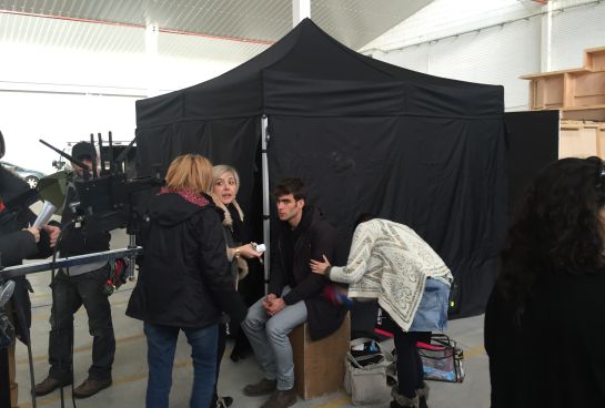 Retoques a Jon Kortajarena antes de comenzar a grabar la escena Retoques a Jon Kortajarena antes de comenzar a grabar la escena
