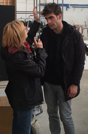 Jon Kortajarena recibe los retoques en el pelo de Sole, jefa de peluquería de la serie 'La verdad' Jon Kortajarena recibe los retoques en el pelo de Sole, jefa de peluquería de la serie 'La verdad'
