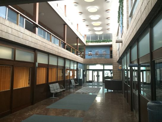 Pasillo central de la comisaría de la serie 'La verdad', una de las localizaciones principales Pasillo central de la comisaría de la serie 'La verdad', una de las localizaciones principales