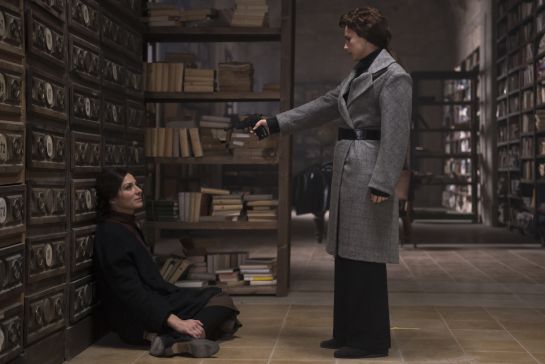 Amelia (Aura Garrido) apunta a Aurora (Natalia Millán) en 'El Ministerio del Tiempo'; dos mujeres enfrentadas por defender lo que creen más justo Amelia (Aura Garrido) apunta a Aurora (Natalia Millán) en 'El Ministerio del Tiempo'; dos mujeres enfrentadas por defender lo que creen más justo