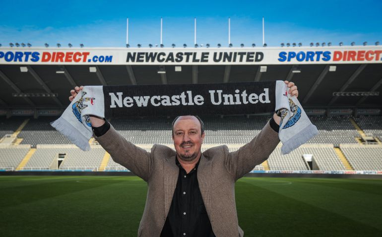 Rafa Benítez posa con la bufanda del Newcastle Rafa Benítez posa con la bufanda del Newcastle