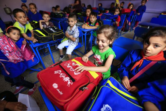 Fátima (6 años) estrena mochila en su primer día de colegio en la escuela primaria Nazem Atrash en Homs. En este centro escolar tres de cada cinco estudiantes han sido desplazados por la guerra. Fátima (6 años) estrena mochila en su primer día de colegio en la escuela primaria Nazem Atrash en Homs. En este centro escolar tres de cada cinco estudiantes han sido desplazados por la guerra.
