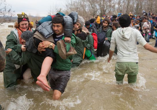 Migrantes cruzando un río para intentar llegar a Macedonia Migrantes cruzando un río para intentar llegar a Macedonia