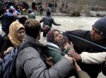BTV34 IDOMENI (GRECIA) 14/03/2016.- Cientos de migrantes procedentes del campamento de refugiados de Idomeni, Grecia, tratan de encontrar una vía alternativa para cruzar la frontera entre Grecia y Macedonia hoy, 14 de marzo de 2016. Grecia estima que en estos momentos hay más de 44.000 migrantes y refugiados repartidos entre los distintos centros de acogida del país. Tras el cierre individual de fronteras de los países de la ruta de los Balcanes miles migrantes irregulares y refugiados se encuentran bloqueados en el país. EFE/Nake Batev