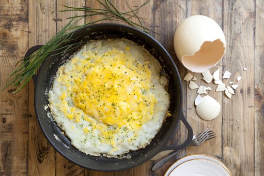 Huevos de avestruz a la losa con cebollinos. Huevos de avestruz a la losa con cebollinos.