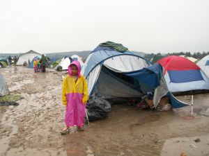 Niño refugiado junto a su tienda en campamento de Idomeni Niño refugiado junto a su tienda en campamento de Idomeni