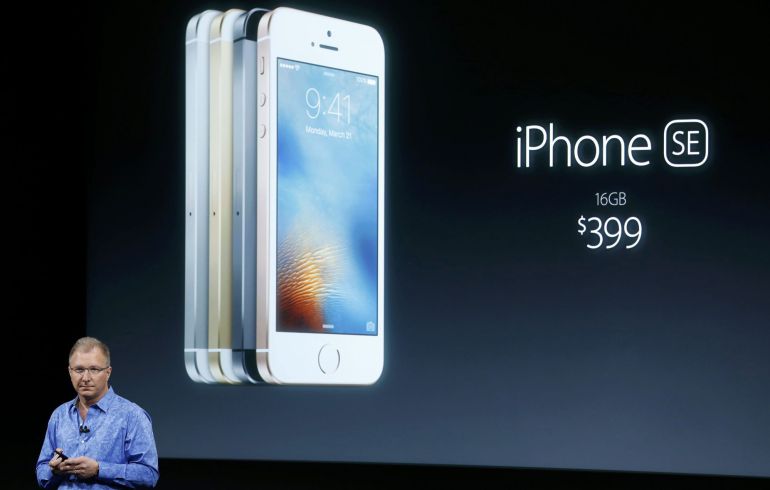 El videpresidente de Apple, Greg Joswiak, presenta el iPhone SE durante la ‘keynote’ del 21 de marzo en Cupertino, California. El videpresidente de Apple, Greg Joswiak, presenta el iPhone SE durante la ‘keynote’ del 21 de marzo en Cupertino, California.