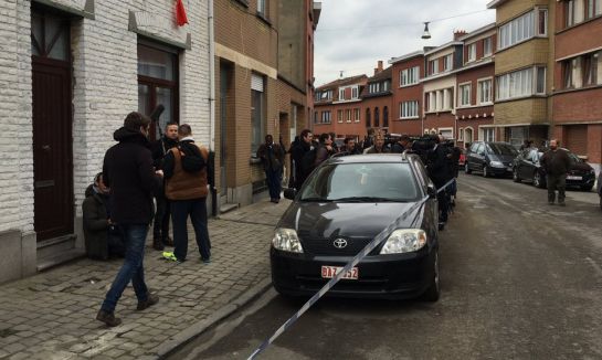 Los medios se congregan a la puerta de la casa registrada Los medios se congregan a la puerta de la casa registrada