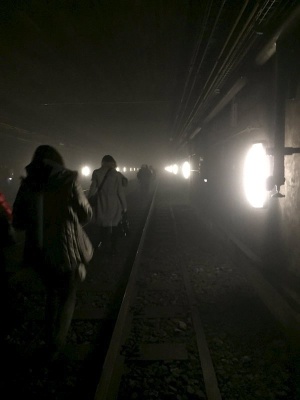 Los pasajeros del metro intentan salir por las vías tras la explosión Los pasajeros del metro intentan salir por las vías tras la explosión