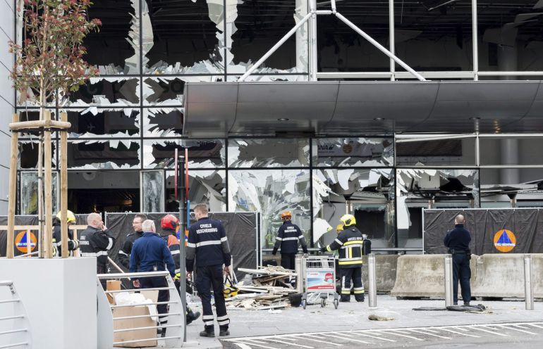 Miembros de la policía y de los servicios especiales trabajan en el lugar donde se produjo el primer atentado en el aeropuerto de Zaventemen Miembros de la policía y de los servicios especiales trabajan en el lugar donde se produjo el primer atentado en el aeropuerto de Zaventemen