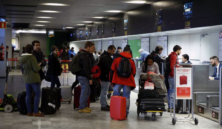 Colas en los mostradores de facturación en la términal 1 del aeropuerto Adolfo Suárez Madrid-Barajas. Colas en los mostradores de facturación en la términal 1 del aeropuerto Adolfo Suárez Madrid-Barajas.