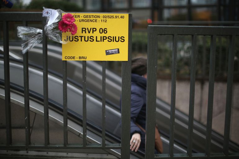 Unas flores en homenaje a las víctimas a la entrada de una estación de metro de Bruselas Unas flores en homenaje a las víctimas a la entrada de una estación de metro de Bruselas