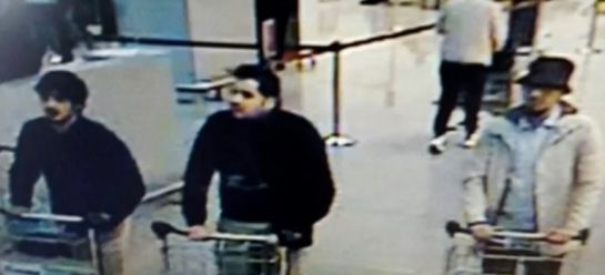 Los tres terroristas del aeropuerto antes de las explosiones. En el centro, Ibrahim El Bakraoui Los tres terroristas del aeropuerto antes de las explosiones. En el centro, Ibrahim El Bakraoui