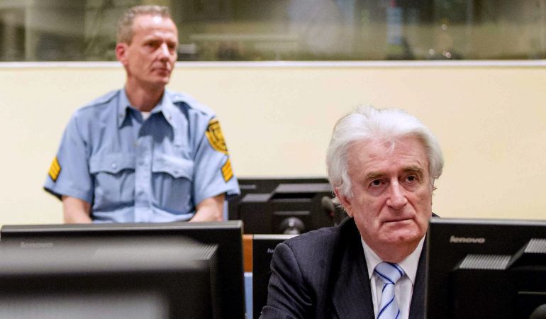 El exlíder serbobosnio Radovan Karadzic, en el Tribunal Penal para la Antigua Yugoslavia (TPIY) antes de la lectura de su veredicto en La Haya (Holanda). El exlíder serbobosnio Radovan Karadzic, en el Tribunal Penal para la Antigua Yugoslavia (TPIY) antes de la lectura de su veredicto en La Haya (Holanda).