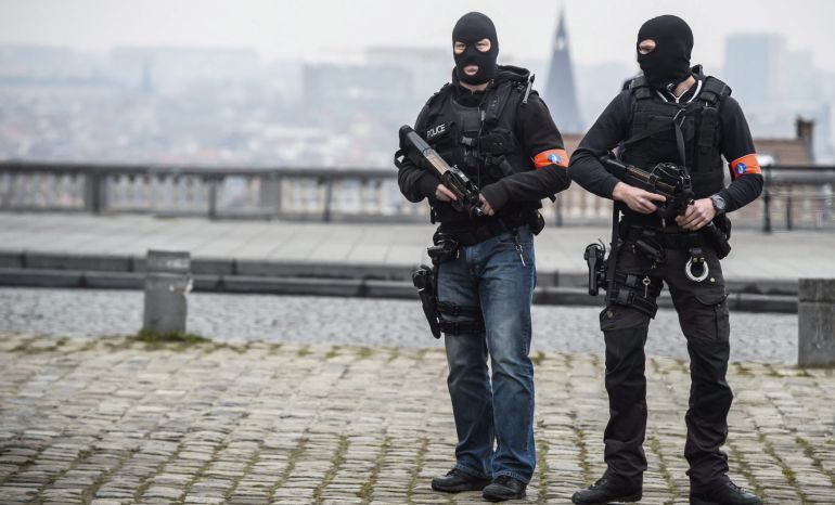 Policías enmascarados vigilan delante del tribunal donde se prevé que Abdeslam comparezca en Bruselas (Bélgica) Policías enmascarados vigilan delante del tribunal donde se prevé que Abdeslam comparezca en Bruselas (Bélgica)