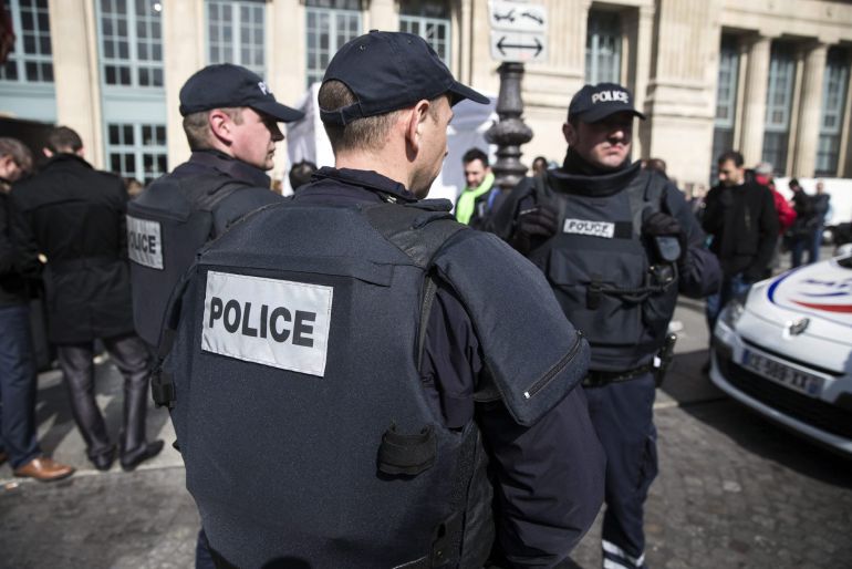 Policías franceses vigilan los alrededores de la estación ferroviaria de Gare du Nord en París, Francia Policías franceses vigilan los alrededores de la estación ferroviaria de Gare du Nord en París, Francia