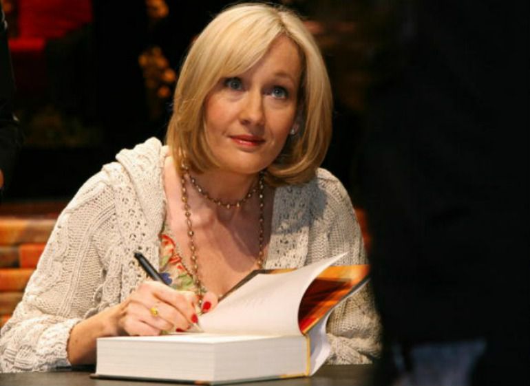 J.K. Rowling en una firma de libros tras la publicación de 'Harry Potter y las Reliquias de la Muerte J.K. Rowling en una firma de libros tras la publicación de 'Harry Potter y las Reliquias de la Muerte