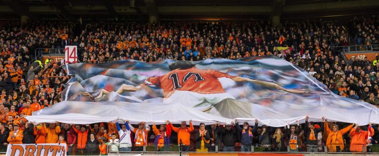 En el minuto 14 se desplegó una pancarta con la imagen Cruyff En el minuto 14 se desplegó una pancarta con la imagen Cruyff