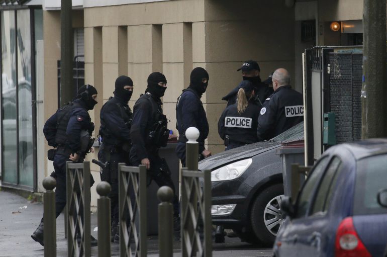 La policía francesa durante la operación desarrollada este jueves en el barrio parisino de Argenteuil La policía francesa durante la operación desarrollada este jueves en el barrio parisino de Argenteuil