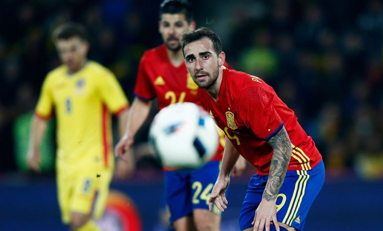 Alcacer mira la pelota Alcacer mira la pelota