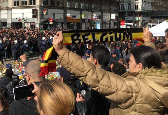 Los radicales, puño en alto, gritan proclamas nacionalistas Los radicales, puño en alto, gritan proclamas nacionalistas