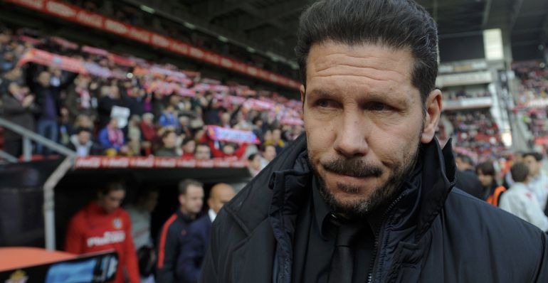 Simeone, pensativo en El Molinón Simeone, pensativo en El Molinón