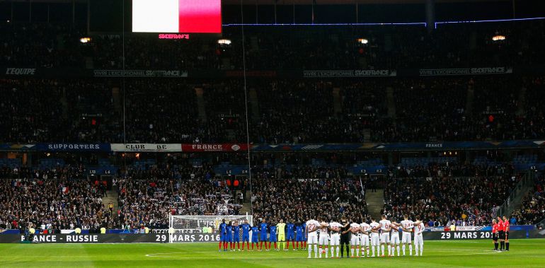 Los jugadores de Francia y Rusia guardan un minuto de silencio por las víctimas de los atentados de Bruselas. Los jugadores de Francia y Rusia guardan un minuto de silencio por las víctimas de los atentados de Bruselas.