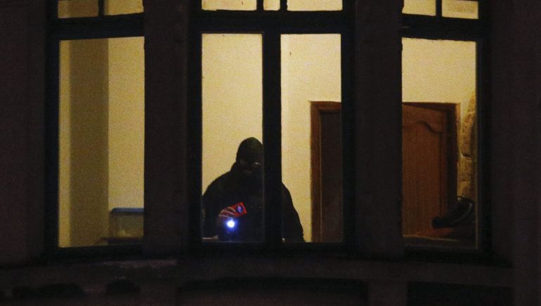 Un policía belga registra un apartamento de una calle cercana a la estación de metro de Maelbeek, Bruselas Un policía belga registra un apartamento de una calle cercana a la estación de metro de Maelbeek, Bruselas