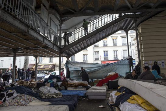Migrantes procedentes de Afganistán, Sudán, y Eritrea habían montado un campamento temporal debajo de la estación de metro 'Stalingrad'. Migrantes procedentes de Afganistán, Sudán, y Eritrea habían montado un campamento temporal debajo de la estación de metro 'Stalingrad'.