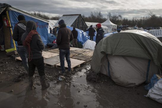 Varios refugiados kurdos, en el campamento temporal montado en Grande-Synthe, cerca de Dunkerque, en el que malvivne unos 3.000 refugiados. Varios refugiados kurdos, en el campamento temporal montado en Grande-Synthe, cerca de Dunkerque, en el que malvivne unos 3.000 refugiados.