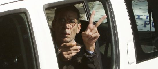 Seif Eldin Mustafa, arrestado por el secuestro de un avión de EgyptAir, es escoltado por la policía a su salida de los juzgados. Seif Eldin Mustafa, arrestado por el secuestro de un avión de EgyptAir, es escoltado por la policía a su salida de los juzgados.