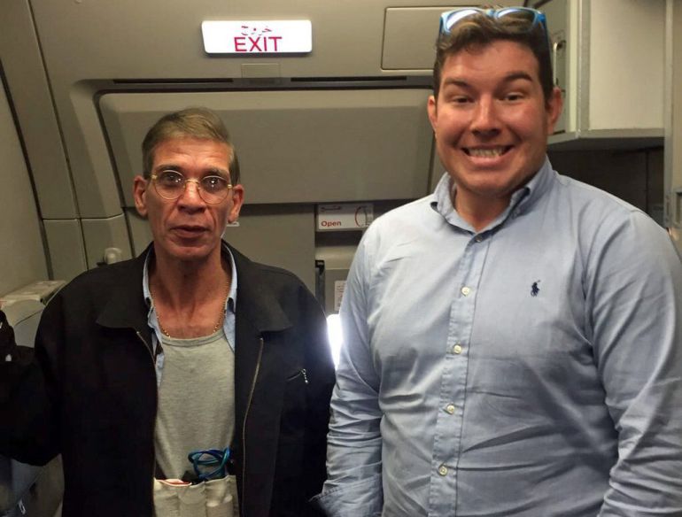 @Journo_Paul tuiteó la foto de Ben Innes posando con el secustrador del avión. @Journo_Paul tuiteó la foto de Ben Innes posando con el secustrador del avión.