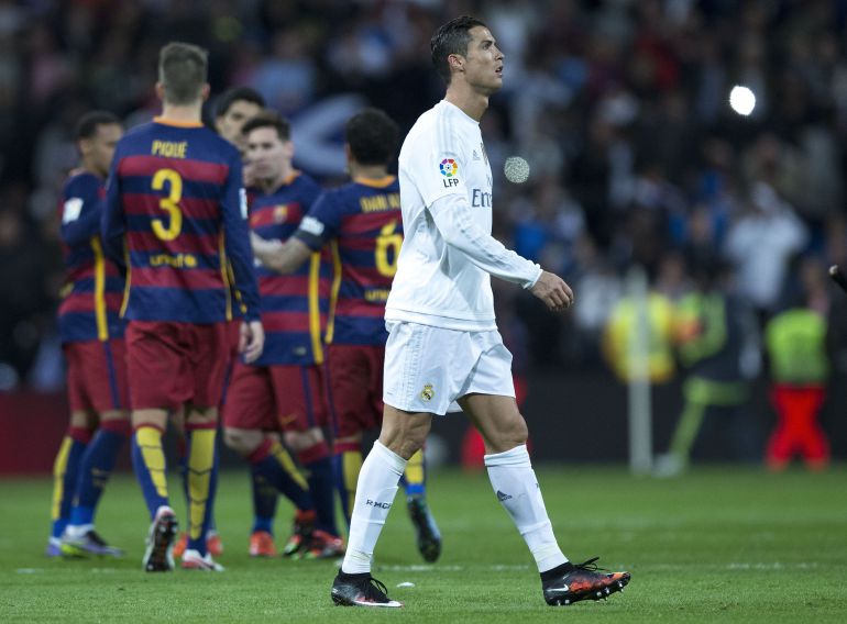 Los jugadores del Barça celebran un gol en el Bernabéu ante la presencia de Cristiano Ronaldo Los jugadores del Barça celebran un gol en el Bernabéu ante la presencia de Cristiano Ronaldo