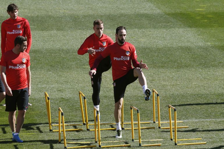 Los jugadores del Atlético de Madrid, Theo, Koke Resurrección, Antoine Griezmann y Juanfran Torres, durante un entrenamiento en el Cerro del Espino, en Majadahonda. Los jugadores del Atlético de Madrid, Theo, Koke Resurrección, Antoine Griezmann y Juanfran Torres, durante un entrenamiento en el Cerro del Espino, en Majadahonda.