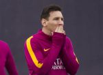 GRA354. SANT JOAN DESPÍ (BARCELONA), 01/04/2016.- El delantero argentino del FC Barcelona Leo Messi (i) atiende los consejos del segundo entrenador Juan Carlos Unzué (d) durante la sesión de entrenamiento que realiza la plantilla blaugrana para preparar el partido de liga que disputarán mañana ante el Real Madrid en el Camp Nou de Barcelona. EFE/Quique García