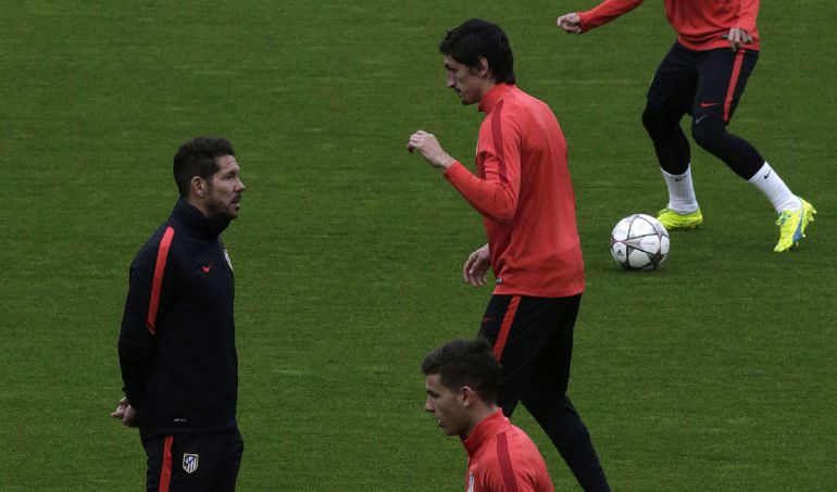 Simeone pensativo entre Savic y Lucas Simeone pensativo entre Savic y Lucas