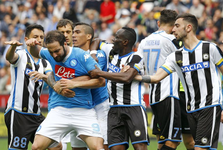 Varios jugadores intentan frenar a Higuaín en sus protestas Varios jugadores intentan frenar a Higuaín en sus protestas