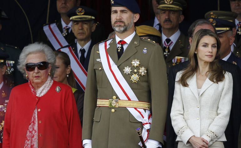 Los príncipes de Asturias, acompañados por la infanta Doña Pilar, en El Pardo en una jura de bandera de personal civil en la Guardia Real en 2013 Los príncipes de Asturias, acompañados por la infanta Doña Pilar, en El Pardo en una jura de bandera de personal civil en la Guardia Real en 2013