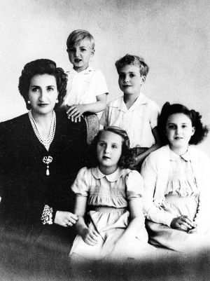 La infanta Pilar junto a su familia en una fotografía de archivo La infanta Pilar junto a su familia en una fotografía de archivo