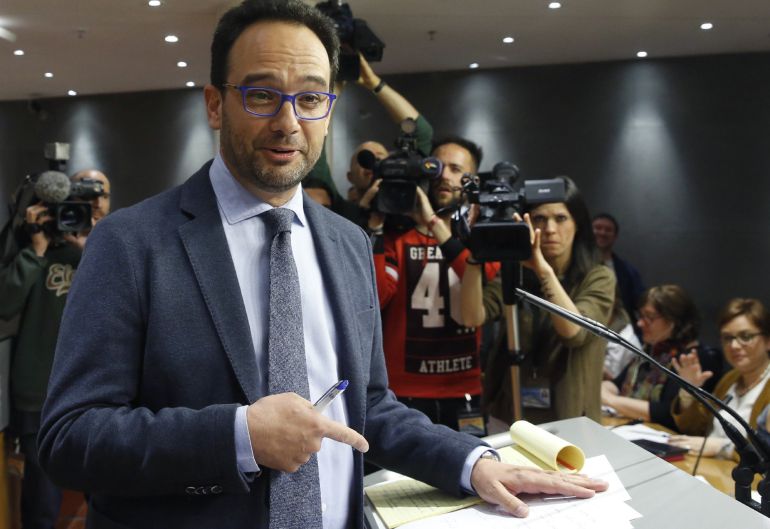 El portavoz parlamentario del PSOE, Antonio Hernando, momentos antes del inicio de la rueda de prensa posterior a la reunión que han mantenido los equipos de trabajo del PSOE, Podemos y Ciudadanos El portavoz parlamentario del PSOE, Antonio Hernando, momentos antes del inicio de la rueda de prensa posterior a la reunión que han mantenido los equipos de trabajo del PSOE, Podemos y Ciudadanos